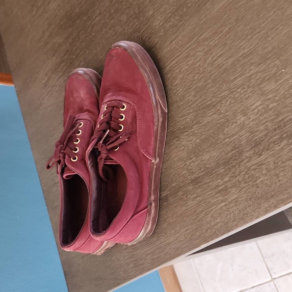 Vans low top lace up tennis shoes